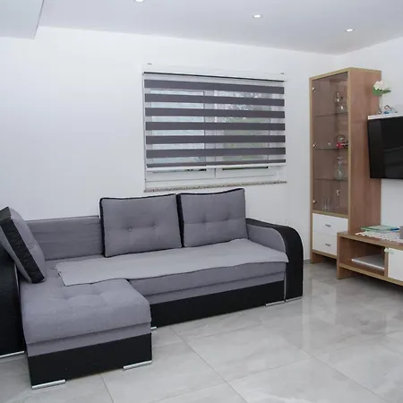 아파트 Apartma Lara Lesicno