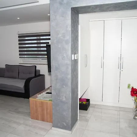 Apartma Lara شقة *
